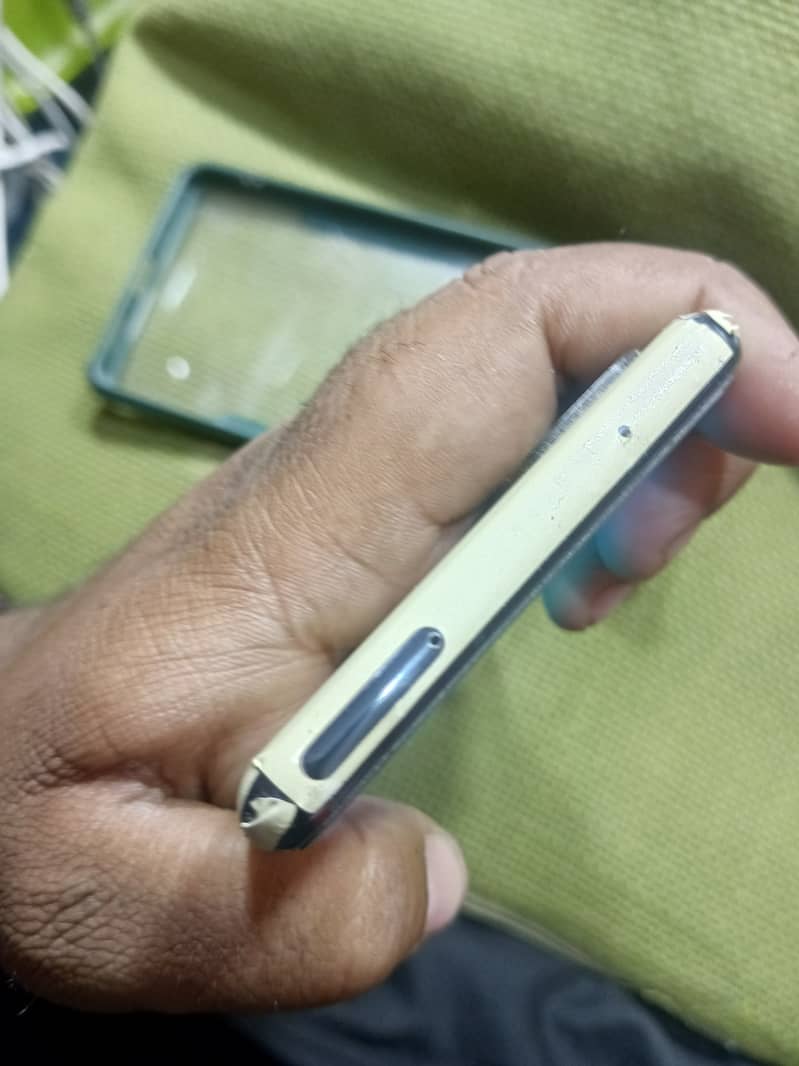 Samsung Mobile S20 fe 4