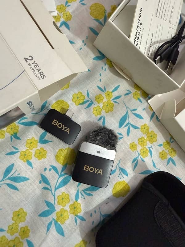 Boya BY-M1V3 2.4G Dual-Channel Wireless Microphone 3