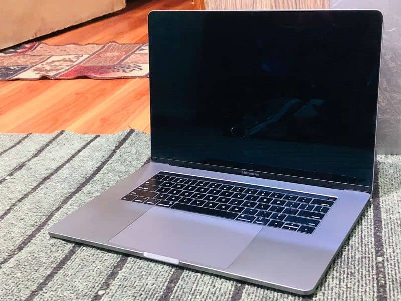 MacBook Pro 2019/ core i9/ 16-512GB 15" Retina Display 4gb Graphics 6