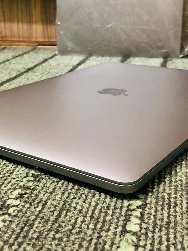 MacBook Pro 2019/ core i9/ 16-512GB 15" Retina Display 4gb Graphics 8