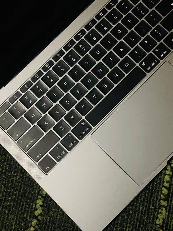 MacBook Pro 2019/ core i9/ 16-512GB 15" Retina Display 4gb Graphics 15