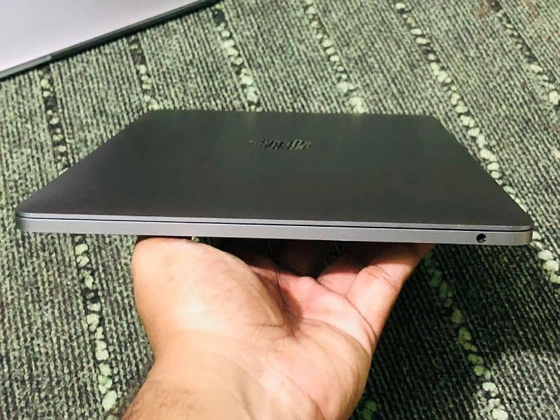 MacBook Pro 2019/ core i9/ 16-512GB 15" Retina Display 4gb Graphics 17
