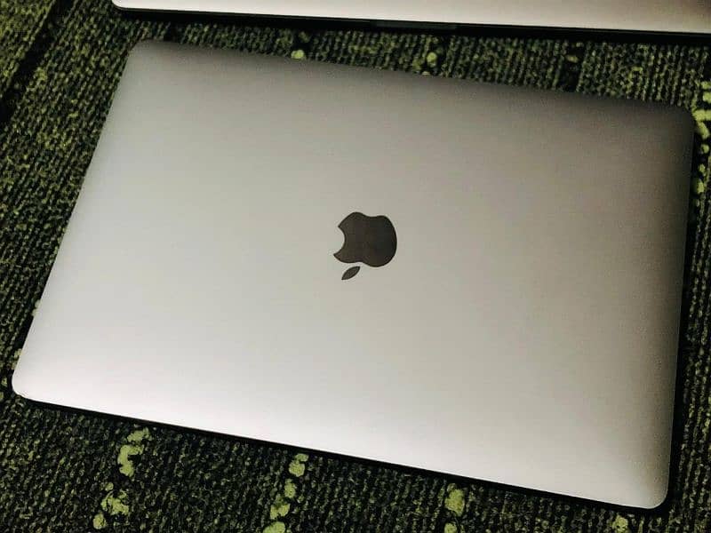 MacBook Pro 2019/ core i9/ 16-512GB 15" Retina Display 4gb Graphics 18