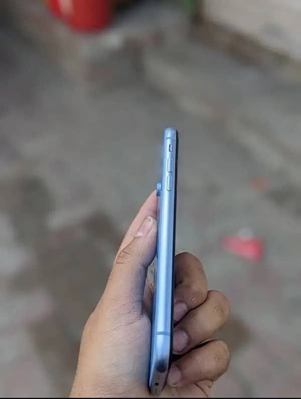 Iphone Xr neat and clean 2