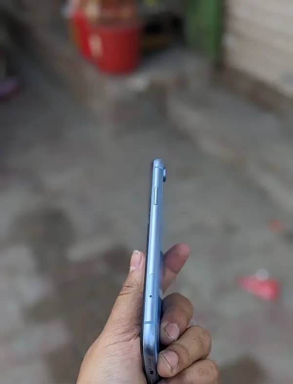 Iphone Xr neat and clean 4