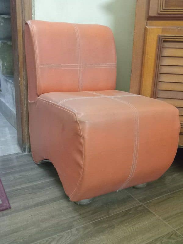 1 seater mini sofa in new condition 0