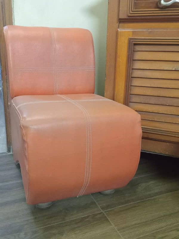 1 seater mini sofa in new condition 1