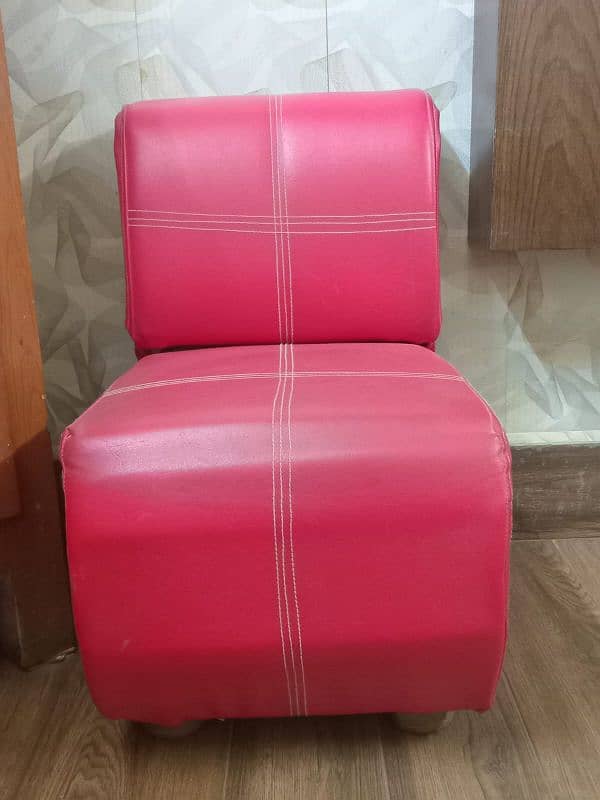 1 seater mini sofa in new condition 2