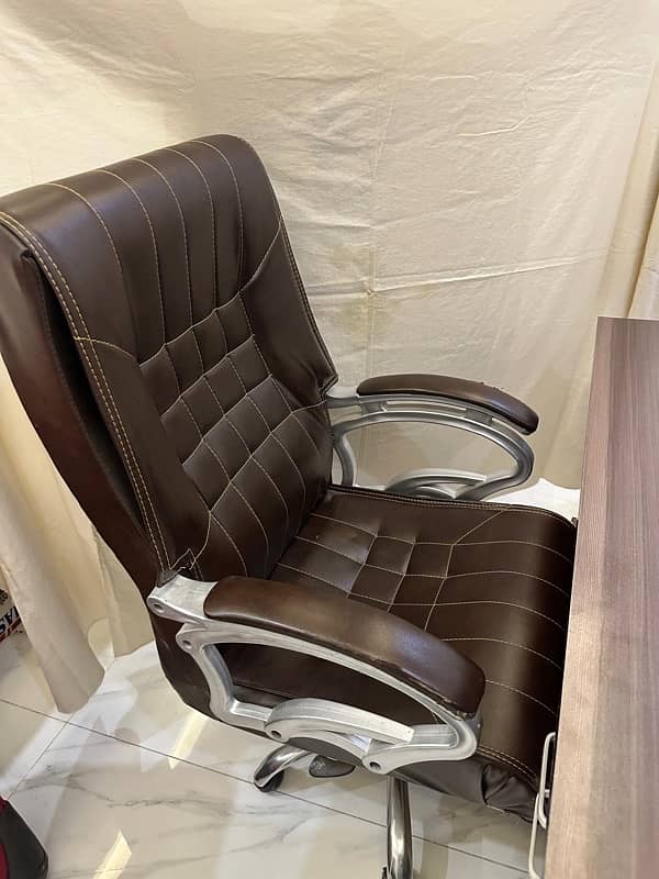 Office table and recliner chair 3