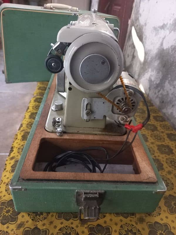 Sewing Machine with motor. 2