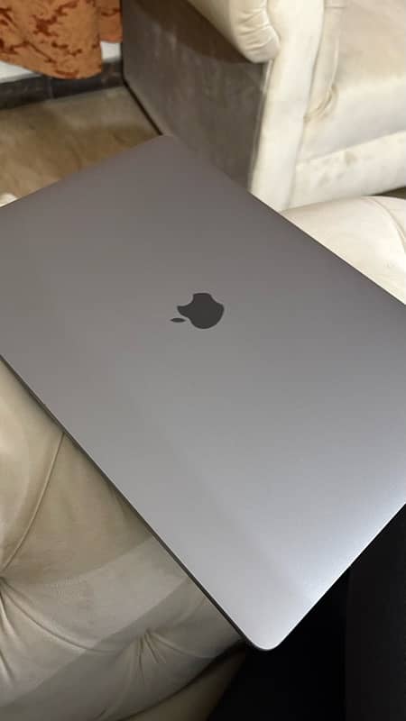 MacBook pro 16 inches 32/512, i7, 10by10 5
