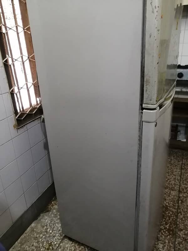 dawlance fridge perfectly working - 0,3,0,1,7,1,0,4,4,0,0 8