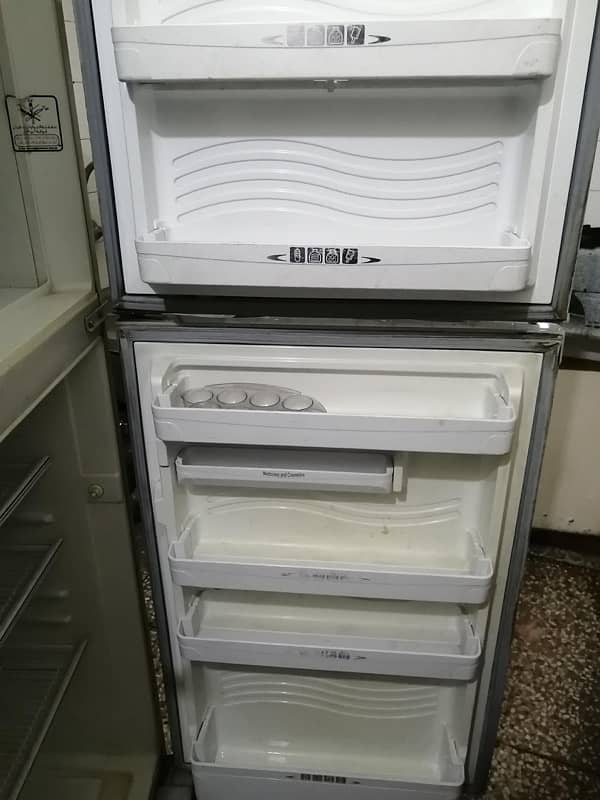 dawlance fridge perfectly working - 0,3,0,1,7,1,0,4,4,0,0 9