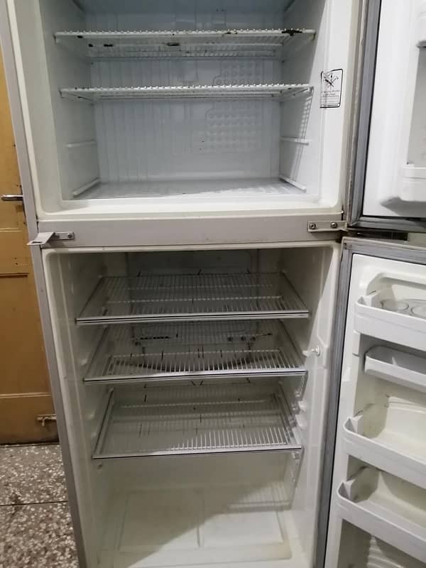 dawlance fridge perfectly working - 0,3,0,1,7,1,0,4,4,0,0 10