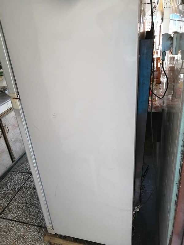 dawlance fridge perfectly working - 0,3,0,1,7,1,0,4,4,0,0 11