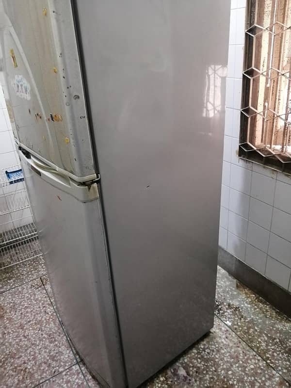 dawlance fridge perfectly working - 0,3,0,1,7,1,0,4,4,0,0 12