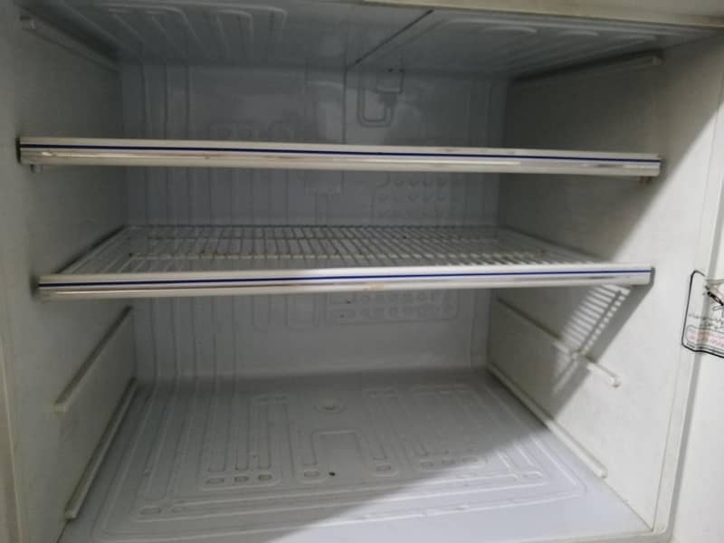 dawlance fridge perfectly working - 0,3,0,1,7,1,0,4,4,0,0 14