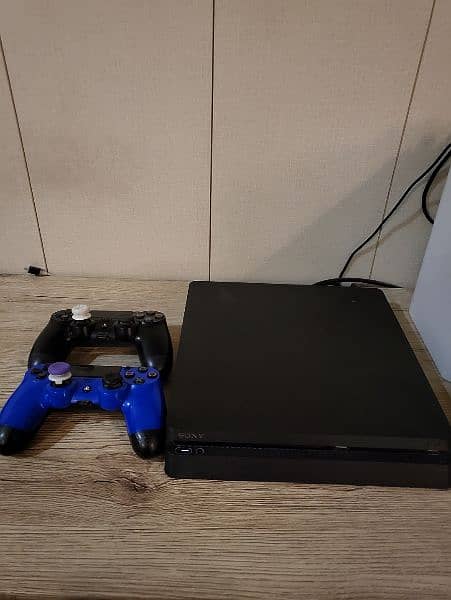 PLAYSTATION 4 SLIM 1TB with box & 4 controller. FIFA 18 & Assassin's C 0