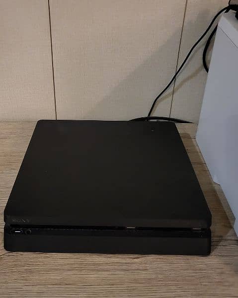 PLAYSTATION 4 SLIM 1TB with box & 4 controller. FIFA 18 & Assassin's C 2