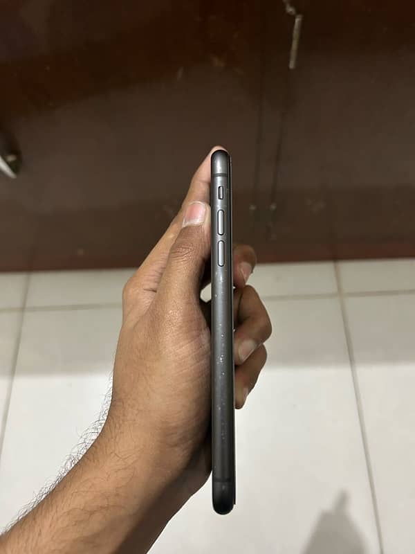 Iphone 11 128gb PTA Approved with Box 5