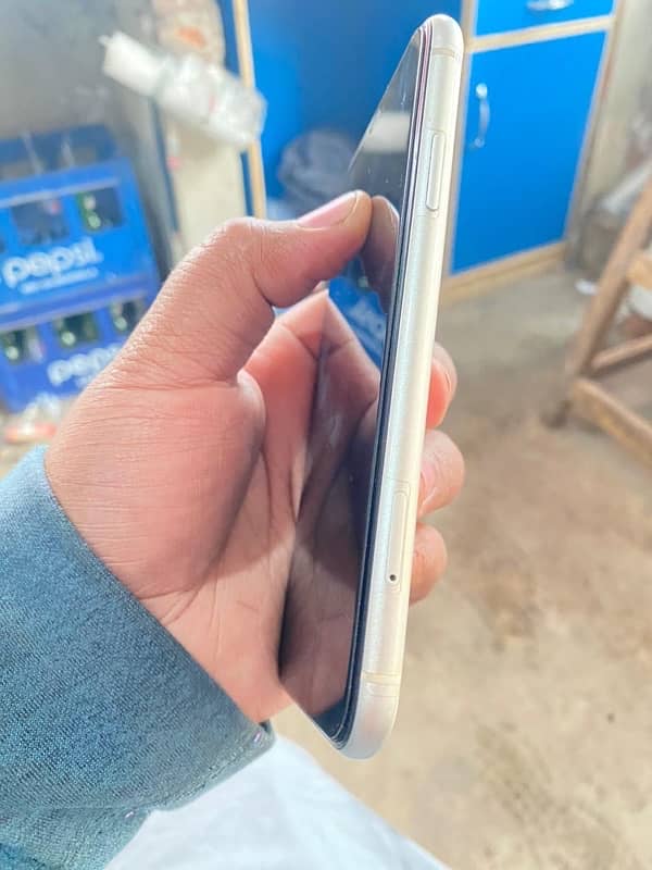 I phone 11  128gb non pta factory unlock call number 03035465371 3