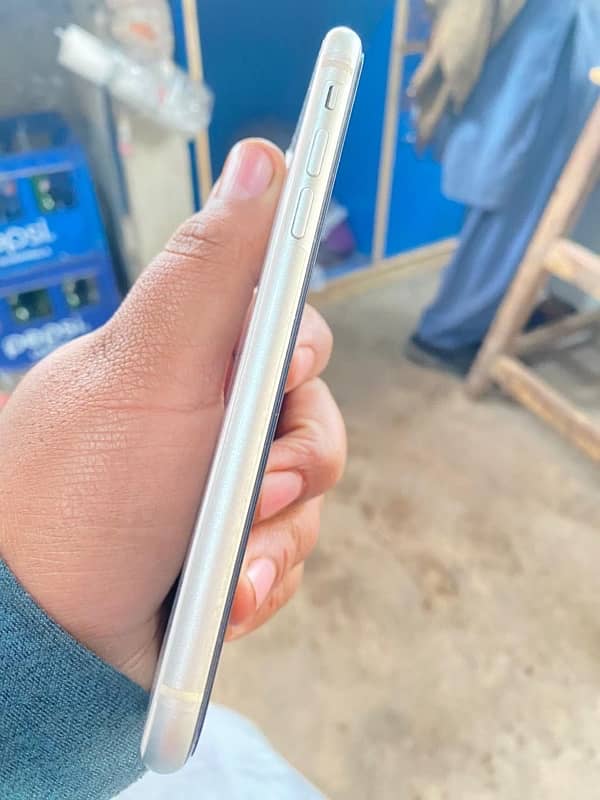 I phone 11  128gb non pta factory unlock call number 03035465371 5