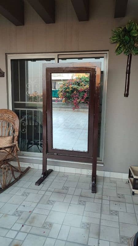 Standing Mirror. 0