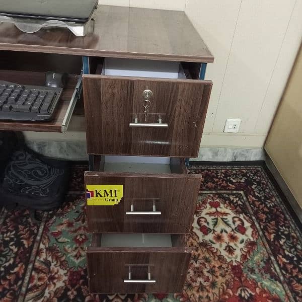Computer table (Freshly made) 4