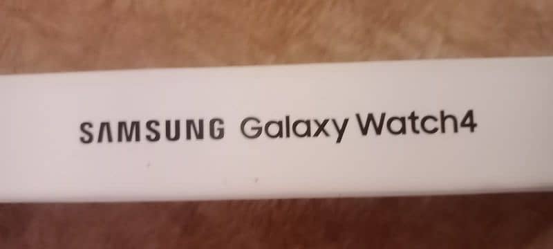 wacth 4 hardly use with box n all things it's original not refube 0