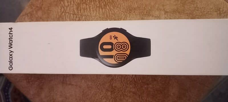 wacth 4 hardly use with box n all things it's original not refube 1