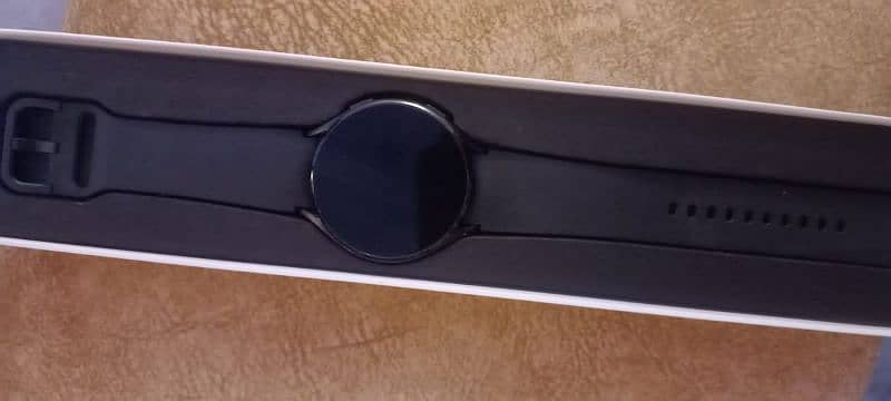wacth 4 hardly use with box n all things it's original not refube 2