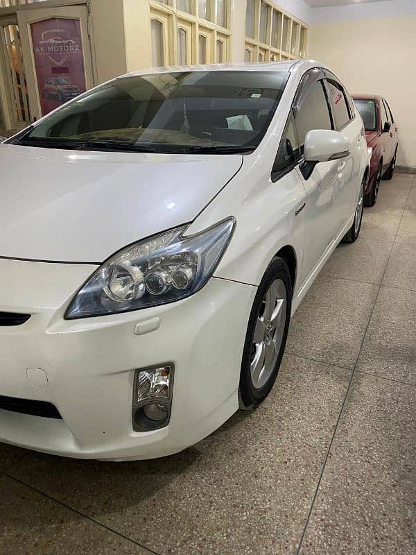 Toyota Prius 2011 S Automatic Like Brand New 0