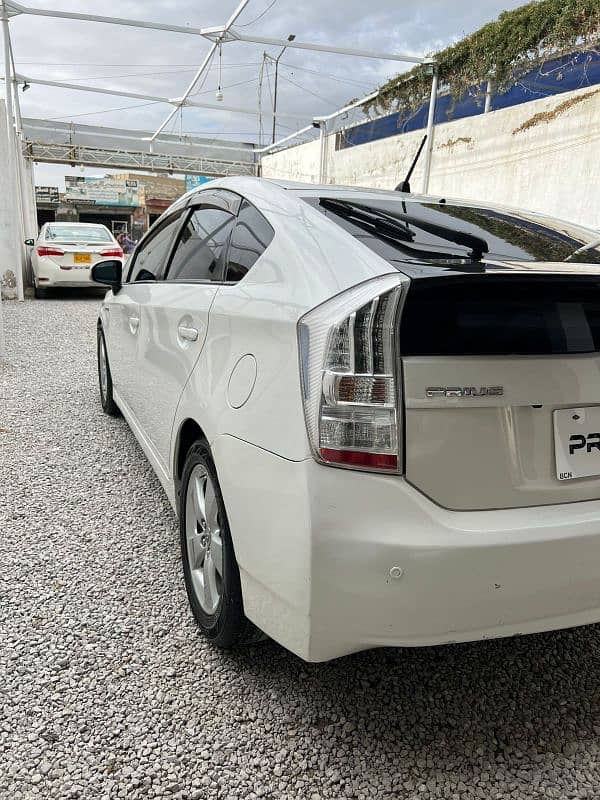 Toyota Prius 2011 S Automatic Like Brand New 8