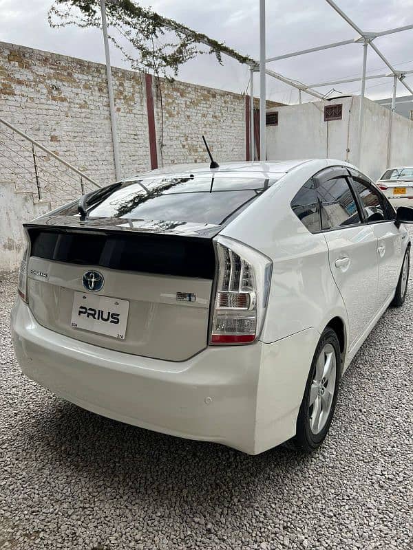 Toyota Prius 2011 S Automatic Like Brand New 9