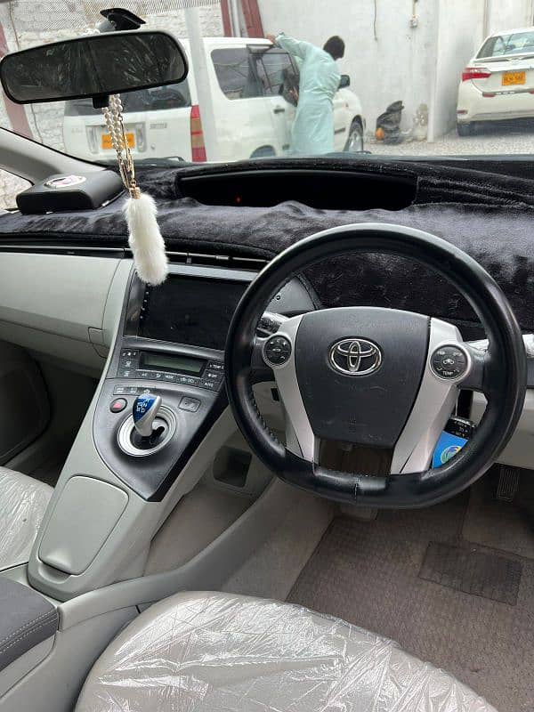 Toyota Prius 2011 S Automatic Like Brand New 3