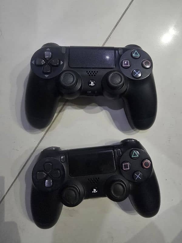 PS4 500GB. . with two controllers and 3 ps4 Cds and 1 Xbox CD 1