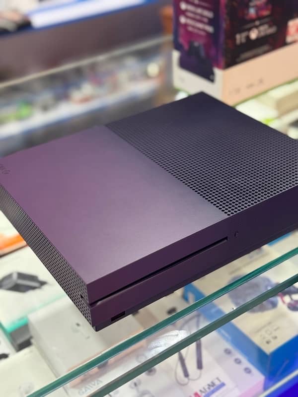 Xbox One S 1TB Fortnite Edition 1
