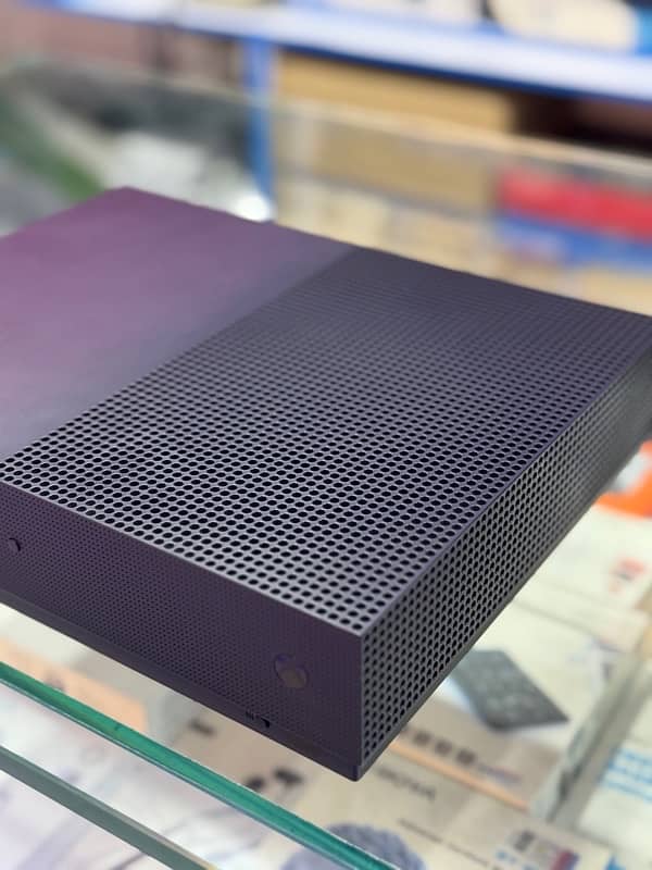 Xbox One S 1TB Fortnite Edition 3