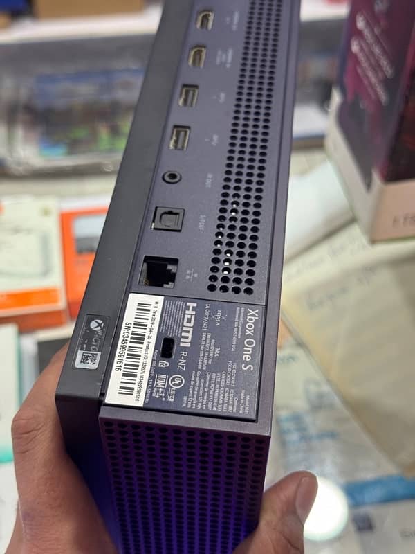 Xbox One S 1TB Fortnite Edition 5