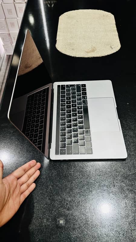 macbook pro 2017 touch bar 1