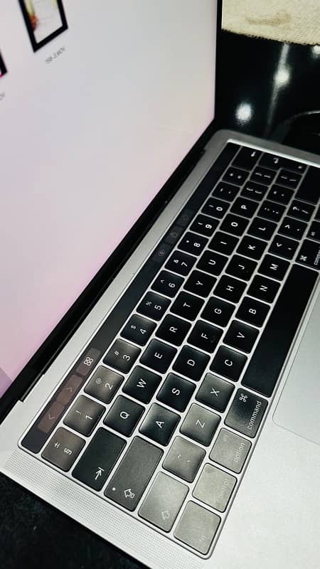 macbook pro 2017 touch bar 11