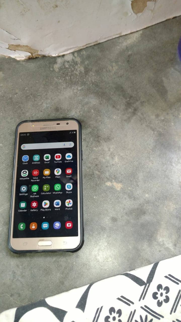Samsung Mobile J7 1