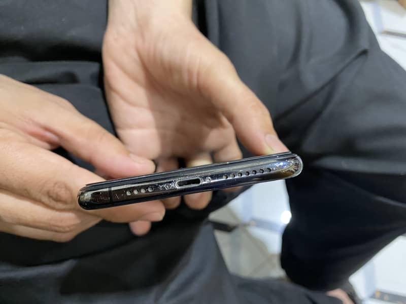 Apple iPhone XS Max 4
