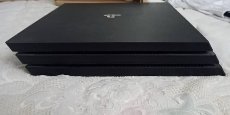 PS4 Pro Black 1 TB 11