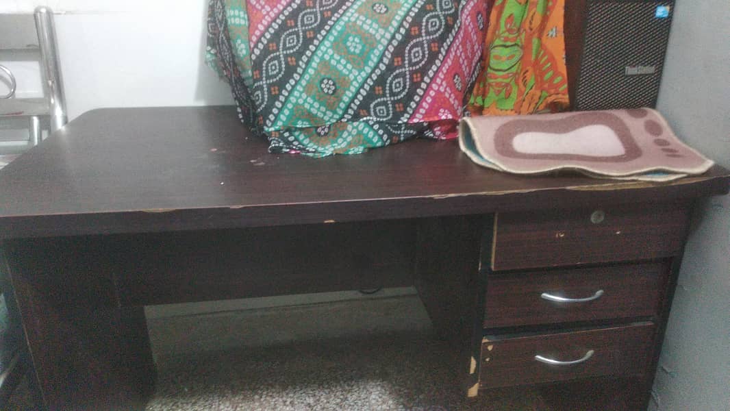 Table in good condition 1