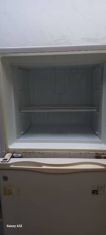 Dawlance fridge for sale in good condition and excellent cooling 4