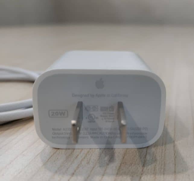 IPhone 16pro max Charger and Cable 20watt new 100% with warranty. 2