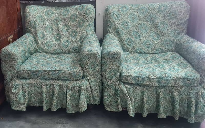 2 sofas 1 seater are for sale at a good price 0