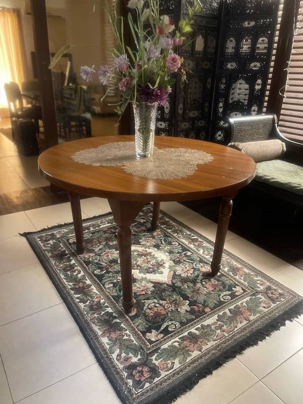 5 feet round dinning table only 1