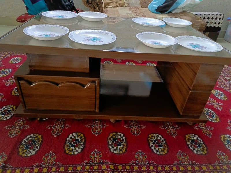 A delicate good looking like new table for Sale 0